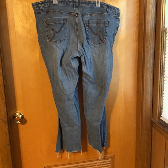 ⭐️❤️BUNDLE 3 Women’s Pants 4 $25.00 ⭐️❤️Women’s Fashion Bug Jeans Size 26W - Picture 2 of 7